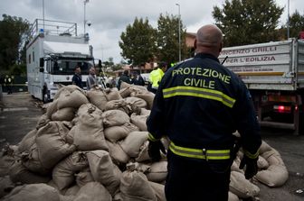 Maltempo, la Protezione civile distribuisce sacchi di sabbia