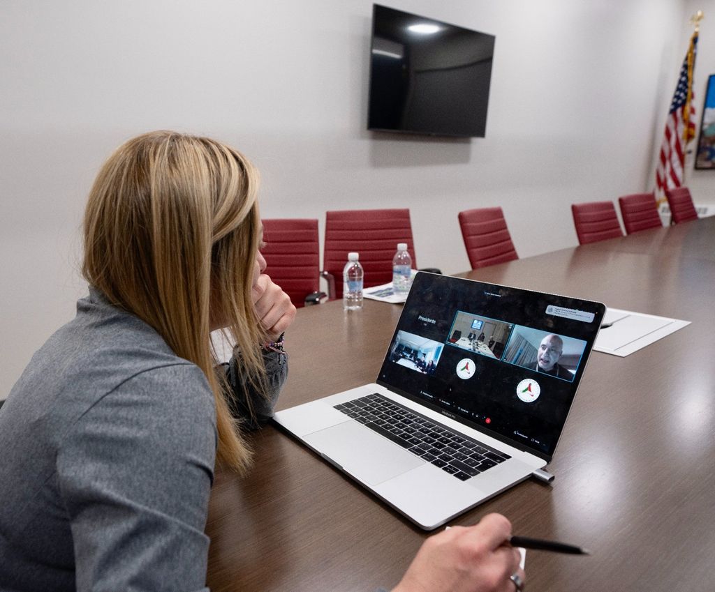 Giorgia Meloni in videocollegamento da Anchorage