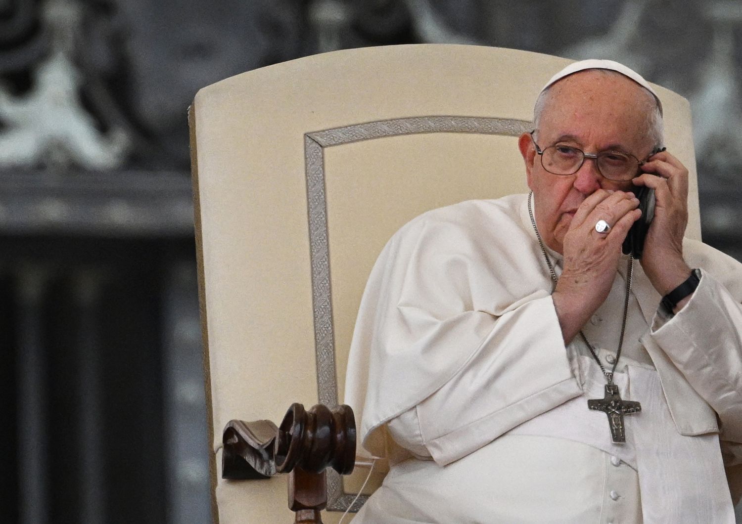 Il Papa risponde al telefono durante l'Udienza Generale