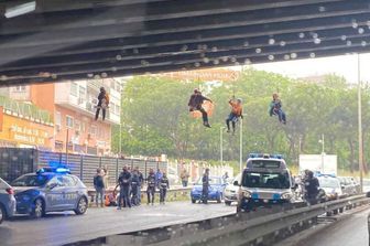 Attivisti di Ultima Generazione appesi in un ponte a Roma