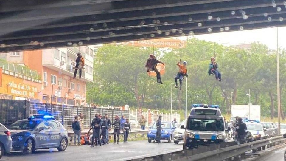 Attivisti di Ultima Generazione appesi in un ponte a Roma