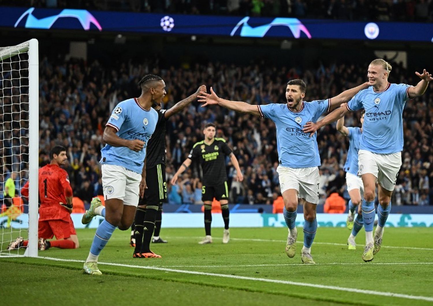 Il Manchester City festeggia la vittoria