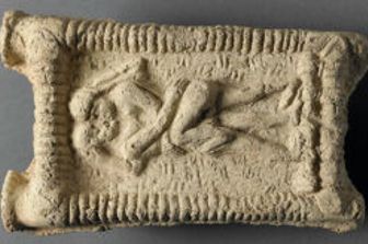 Modello in creta babilonese che mostra una coppia nuda su un divano intenta a fare sesso e baciarsi