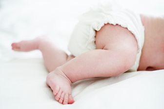 Neonato con pannolone