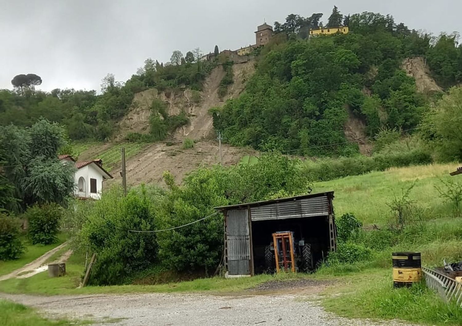 Il borgo di Sorrivoli che frana