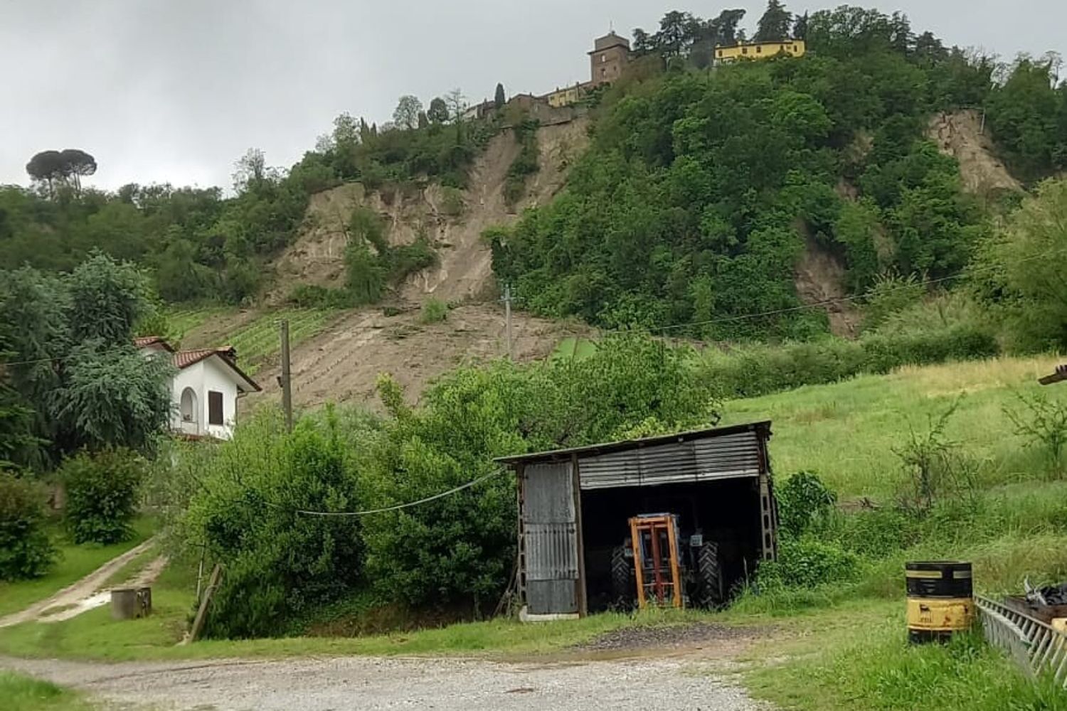 Il borgo di Sorrivoli che frana