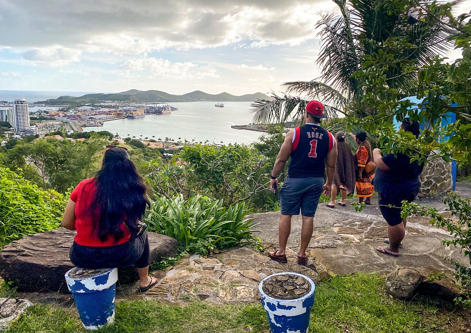 Le persone guardano il lungomare dalla Vierge du Pacifique di Noumea dopo la scossa di terremoto