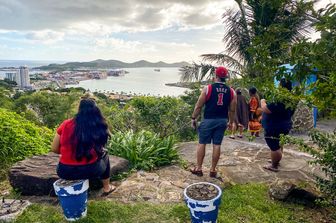 Le persone guardano il lungomare dalla Vierge du Pacifique di Noumea dopo la scossa di terremoto
