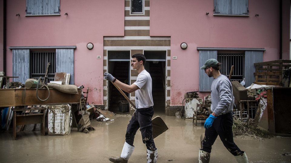 Gli angeli del fango in azione durante l'alluvione in Emilia Romagba