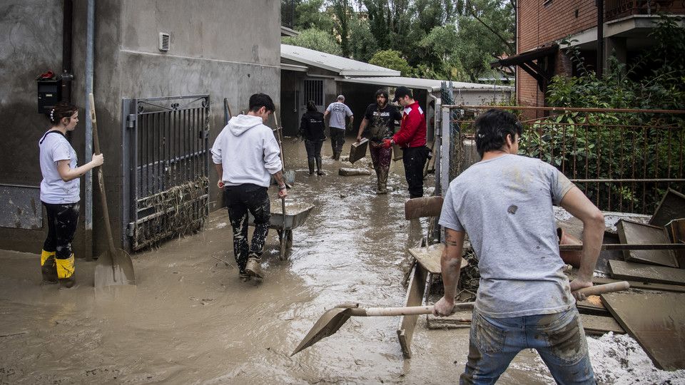 Gli angeli del fango in azione durante l'alluvione in Emilia Romagna&nbsp;