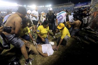 el salvador calca allo stadio morti e feriti