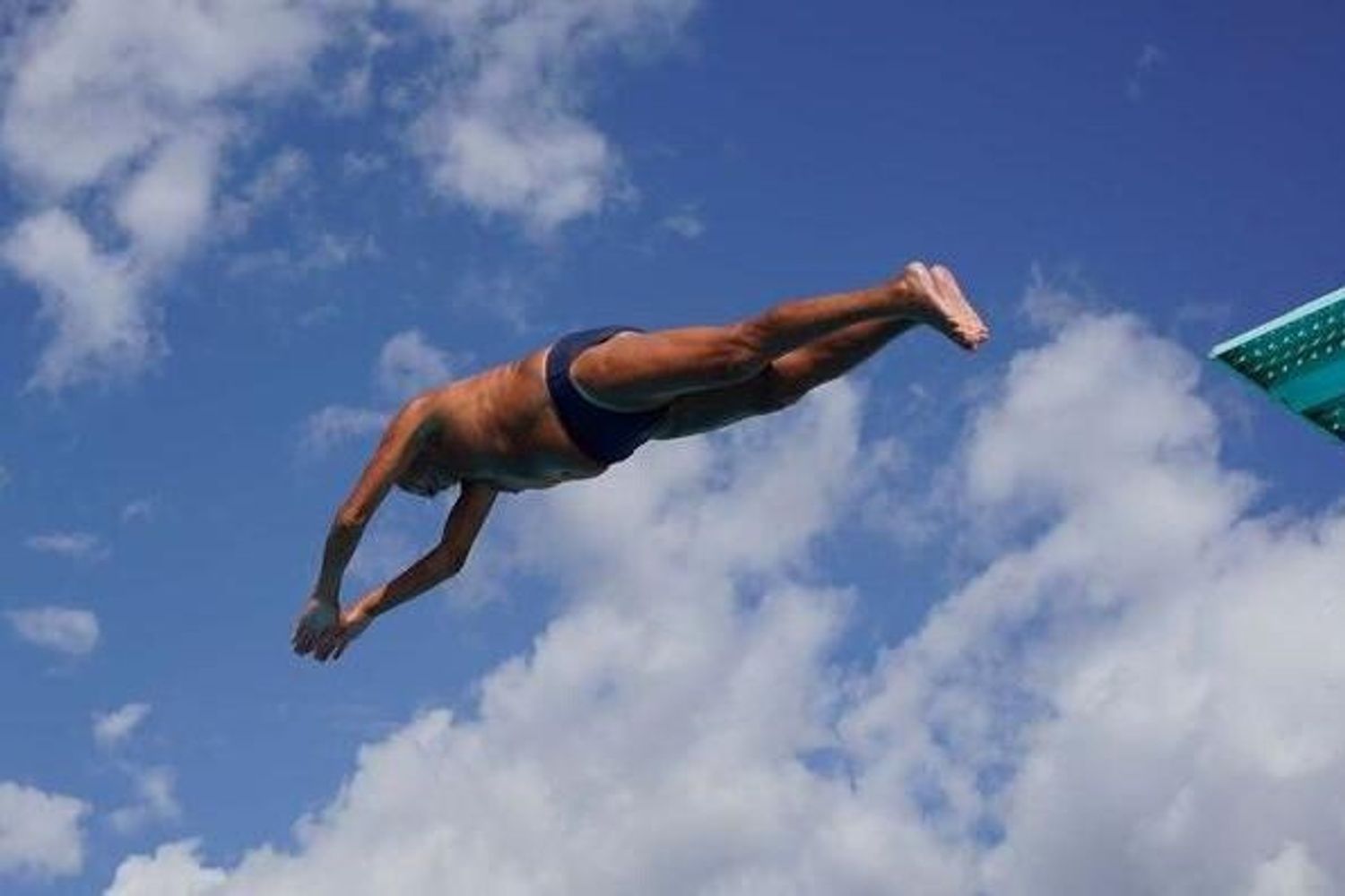 Mario Dal Farra mentre si tuffa