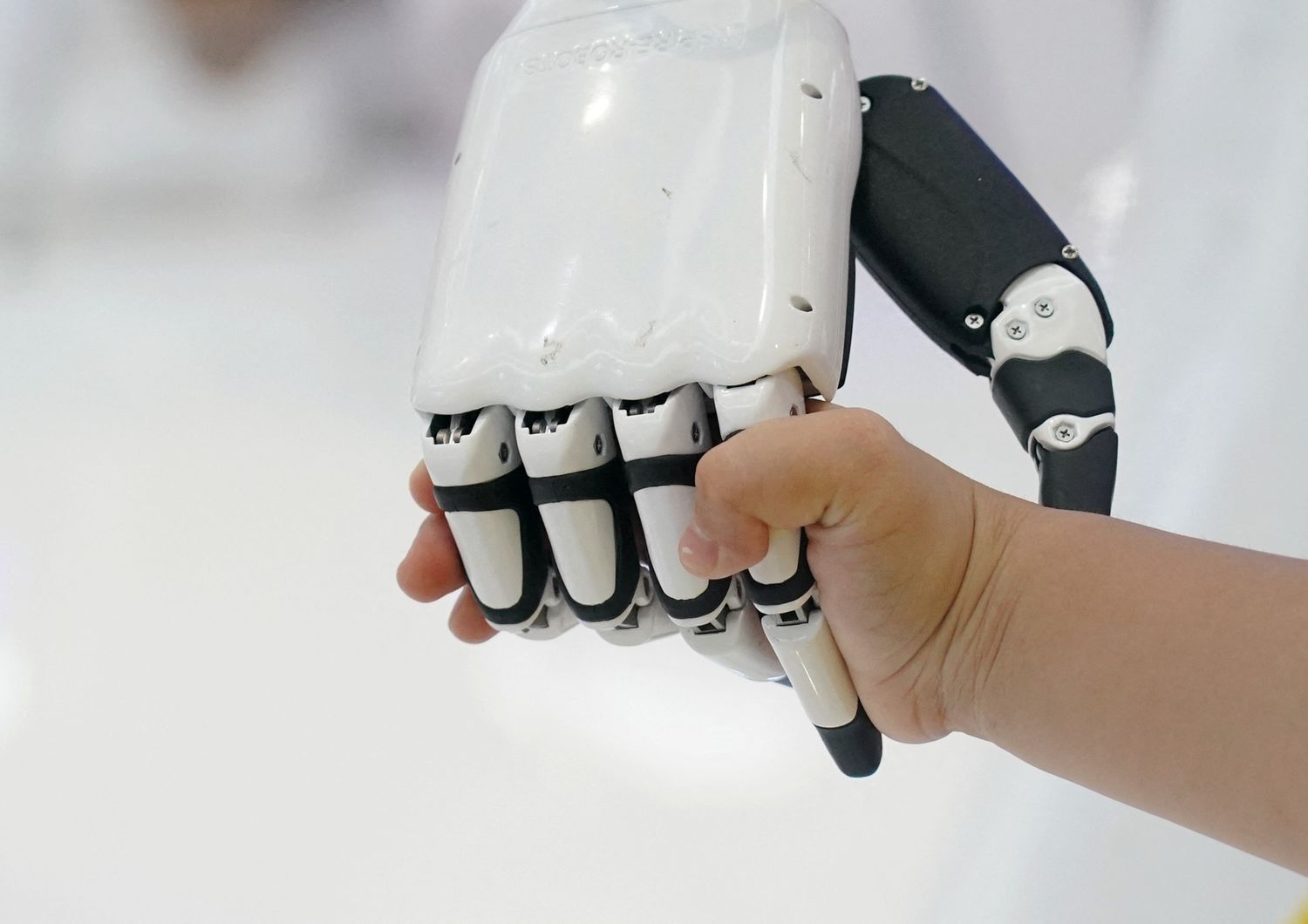 mani robotiche senso tatto realt&agrave; virtuale