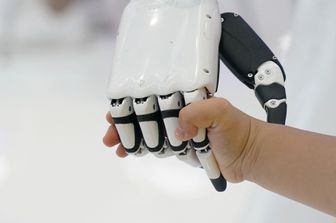 mani robotiche senso tatto realt&agrave; virtuale