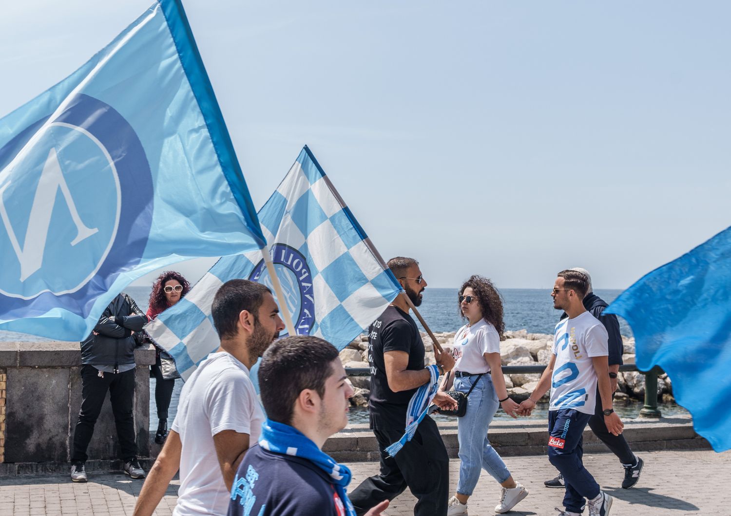 Tifosi sul lungomare di Napoli