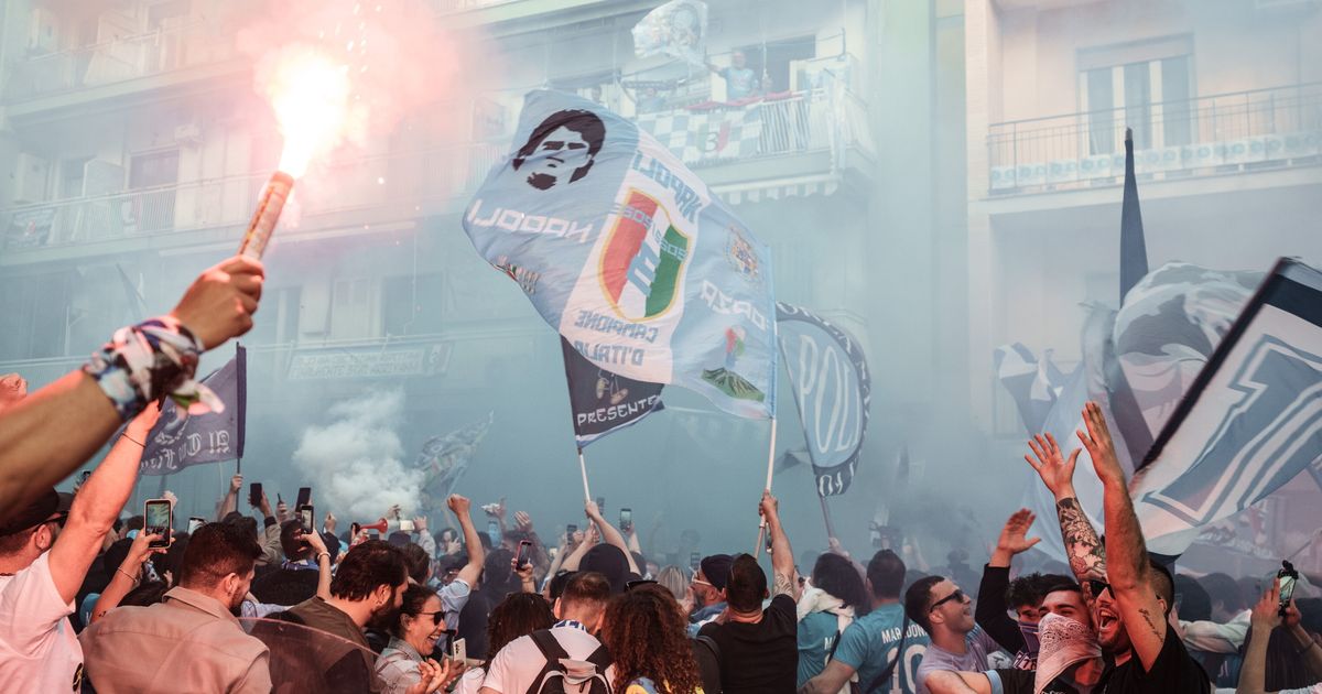 il napoli a un passo dalla leggenda la festa è globale