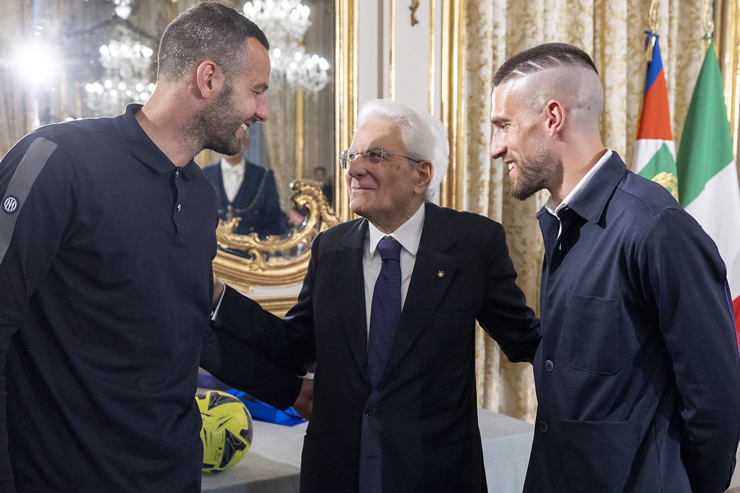 Sergio Mattarella insieme ai capitani di Inter e Fiorentina&nbsp;