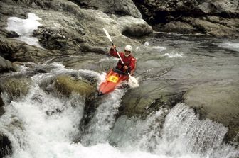 Un uomo in kayak