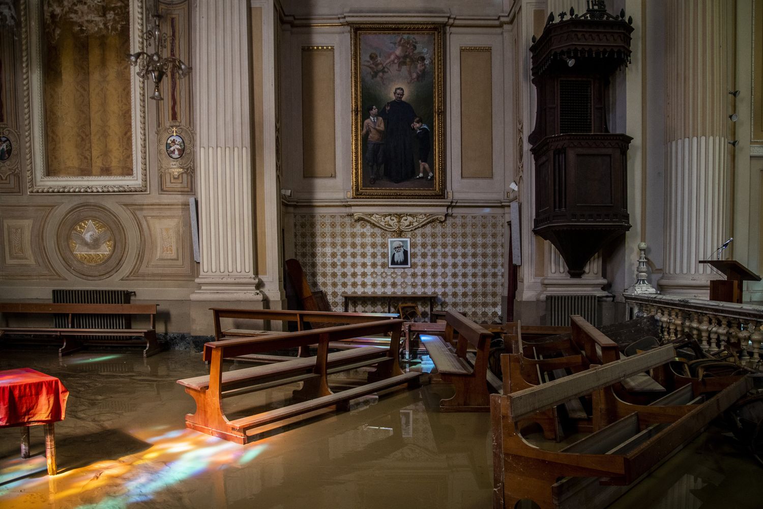 Una chiesa alluvionata