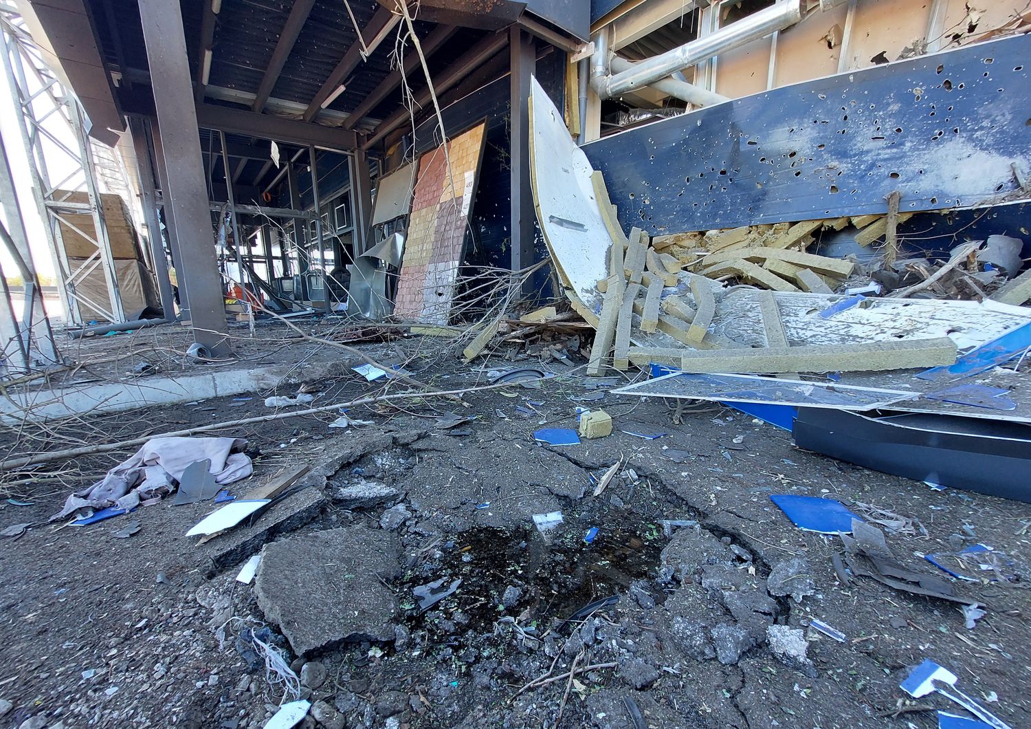 Un ipermercato distrutto in un bombardamento a Kherson