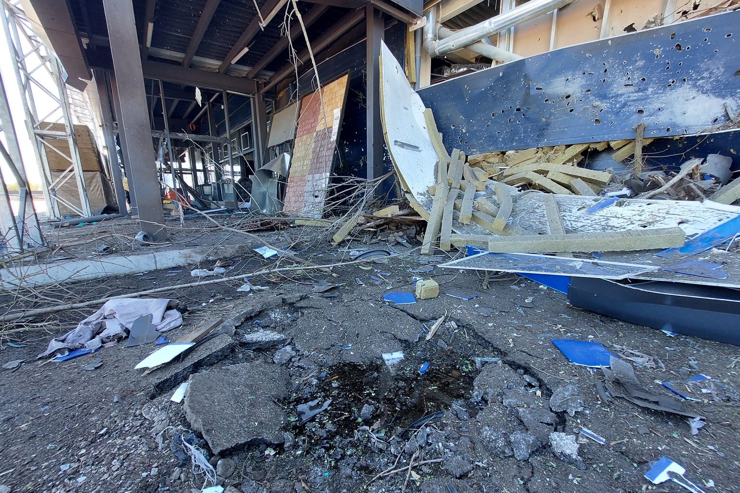 Un ipermercato distrutto in un bombardamento a Kherson