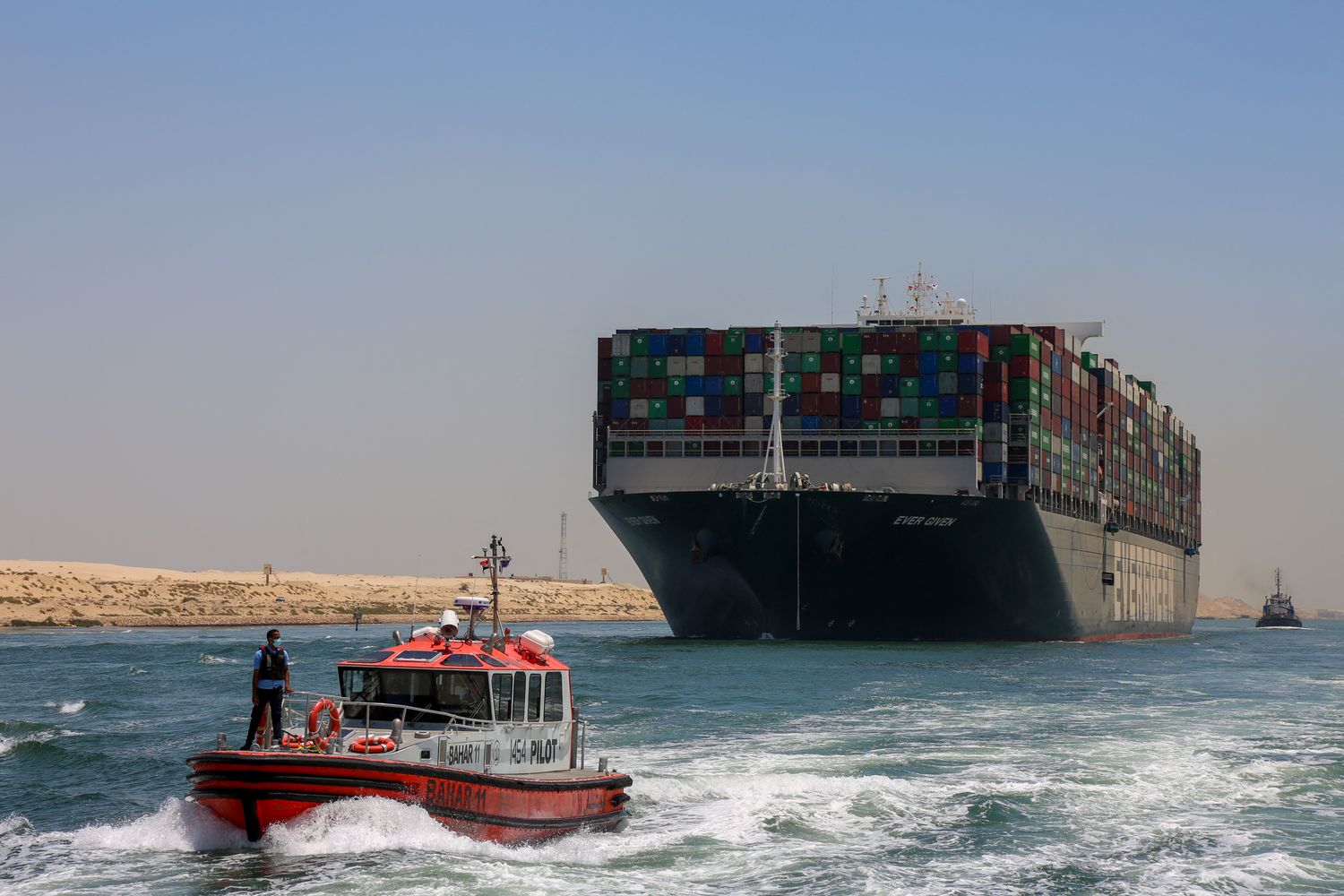 La portacontainer Ever Given trainata dopo essere stata disincagliata nel marzo del 2021