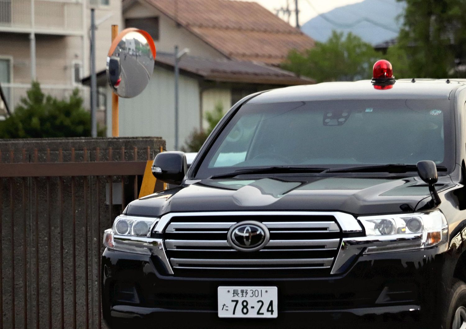 L'auto che trasporta l'uomo sospettato di aver ucciso quattro persone in Giappone&nbsp;