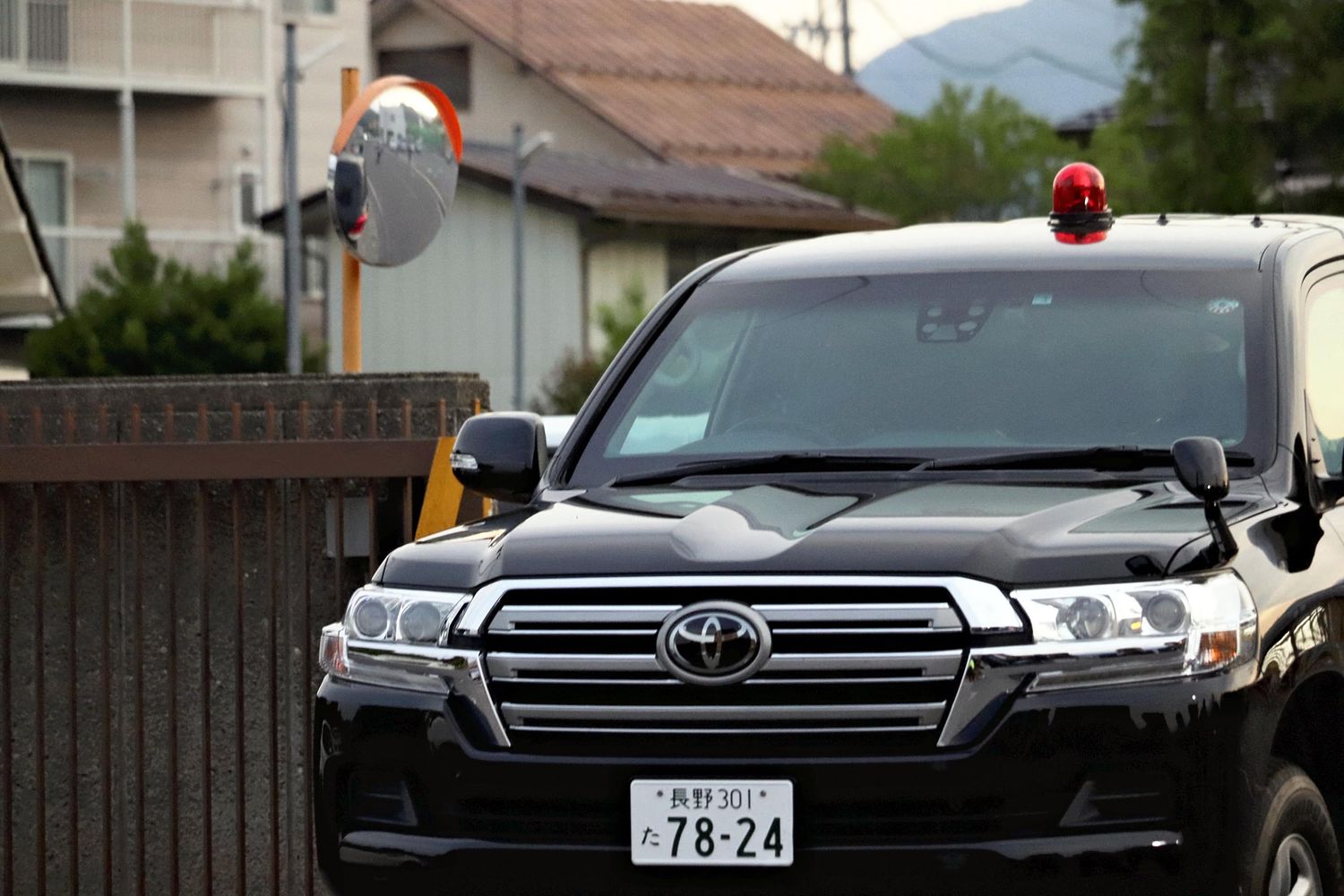 L'auto che trasporta l'uomo sospettato di aver ucciso quattro persone in Giappone&nbsp;