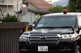 L'auto che trasporta l'uomo sospettato di aver ucciso quattro persone in Giappone&nbsp;
