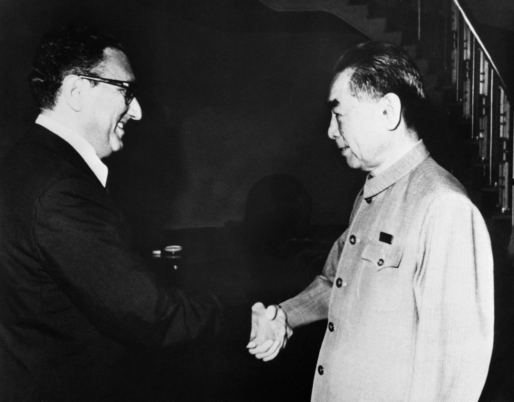 Kissinger e il primo ministro cinese Zhou Enlai nel 1971