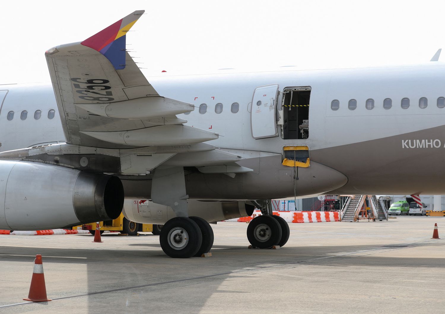 L'aereo della asiana con il portello di emergenza aperto