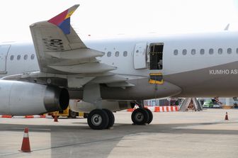 L'aereo della asiana con il portello di emergenza aperto