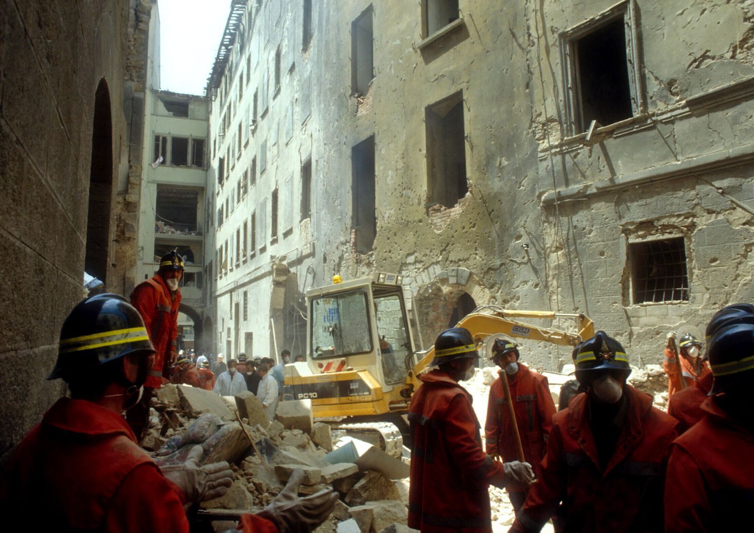 Le macerie in via dei Georgofili, a Firenze, dopo l'attentato del 27 maggio 1993