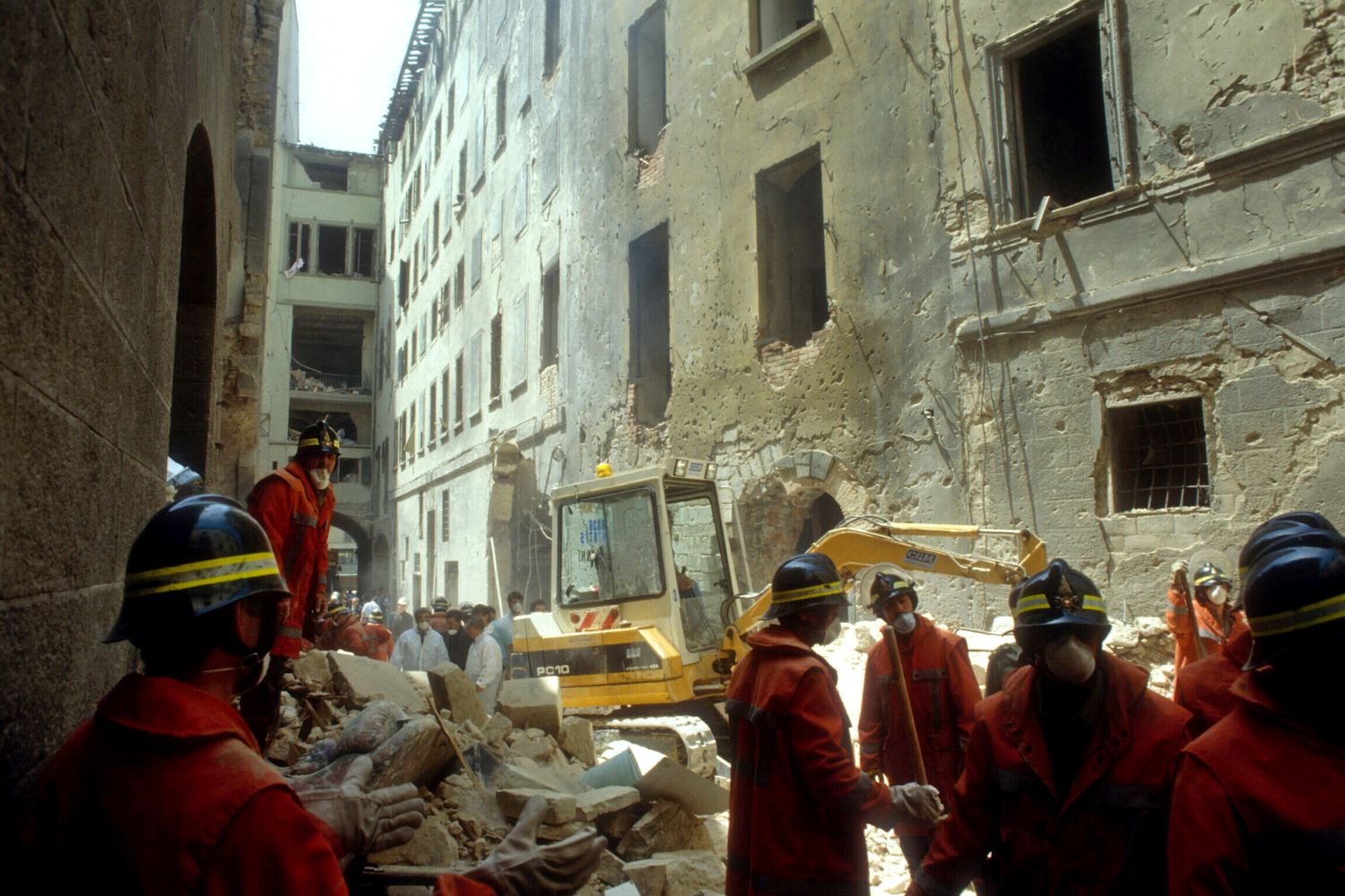 Le macerie in via dei Georgofili, a Firenze, dopo l'attentato del 27 maggio 1993