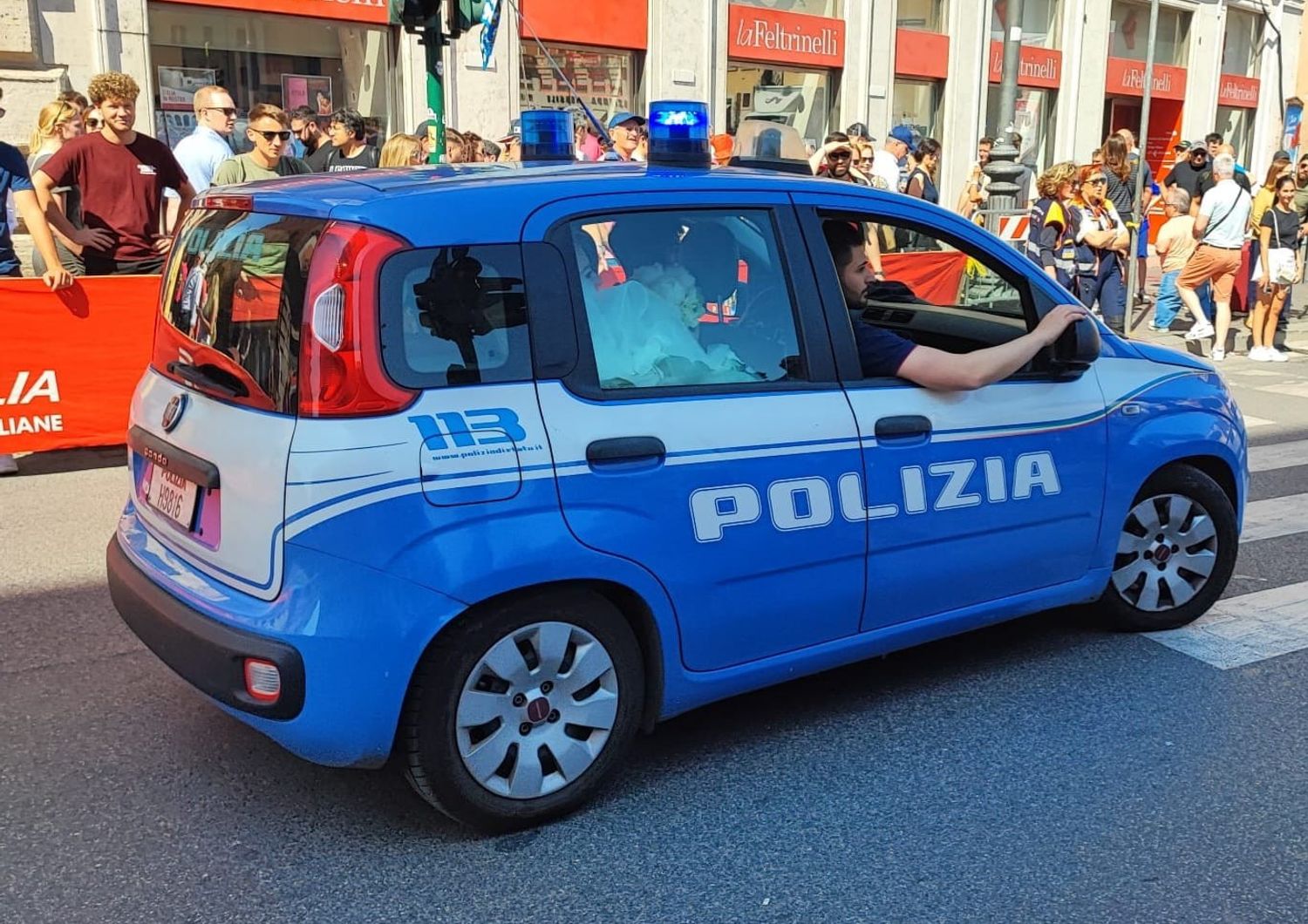 La sposa soccorsa dall'auto della polizia