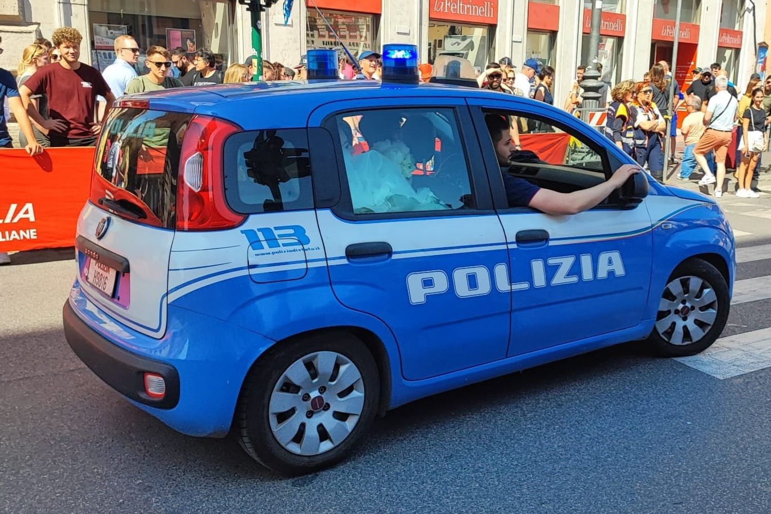 La sposa soccorsa dall'auto della polizia