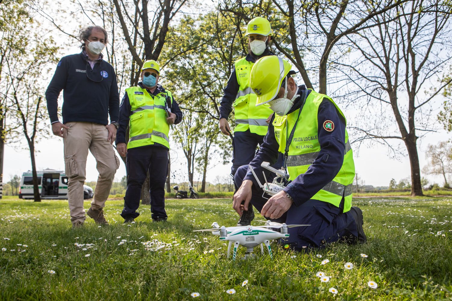 Controlli della Polizia locale al Parco Trenno a Milano nel giorno di Pasquetta