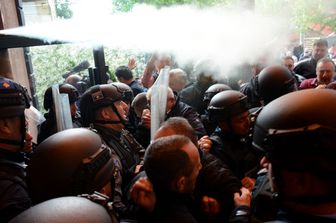 Polizia e antisommossa e soldati Kfor a Zvecan