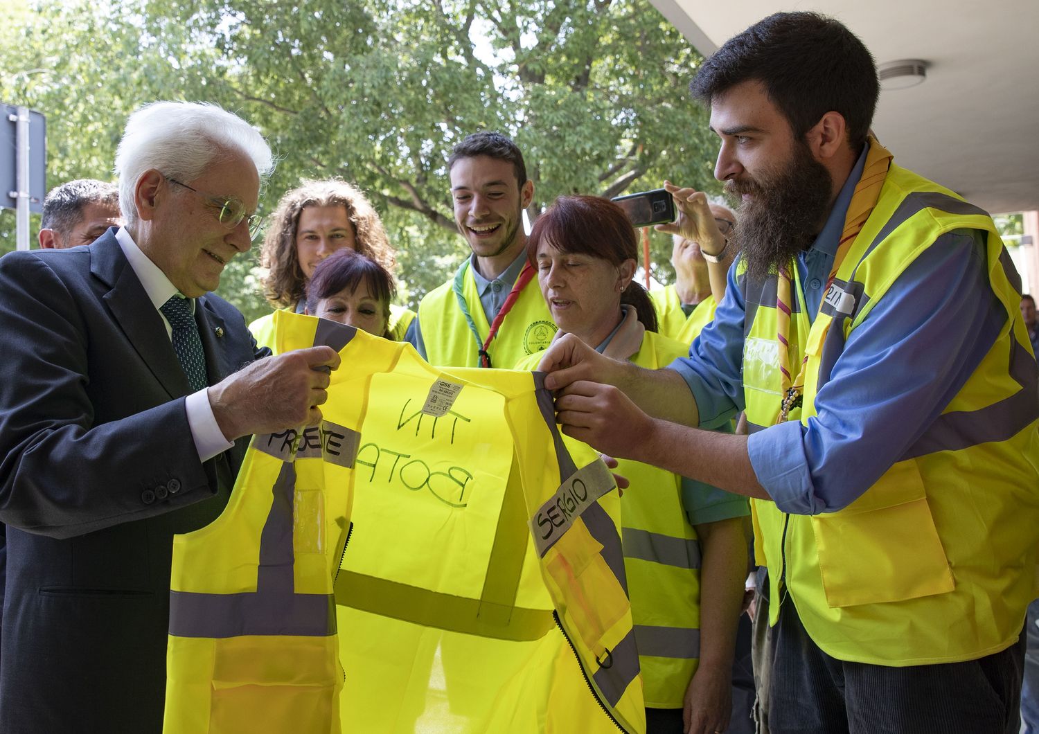 I volontari di Cesena regalano a Mattarella un gilet giallo
