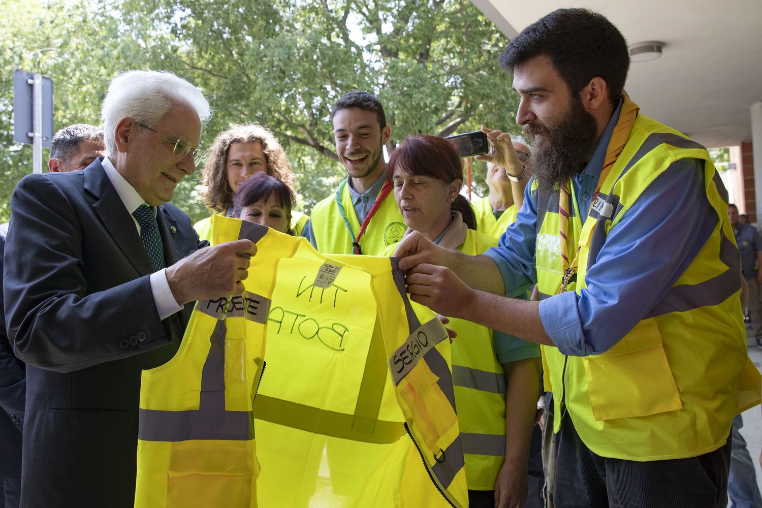 I volontari di Cesena regalano a Mattarella un gilet giallo