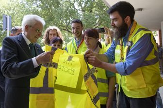 I volontari di Cesena regalano a Mattarella un gilet giallo
