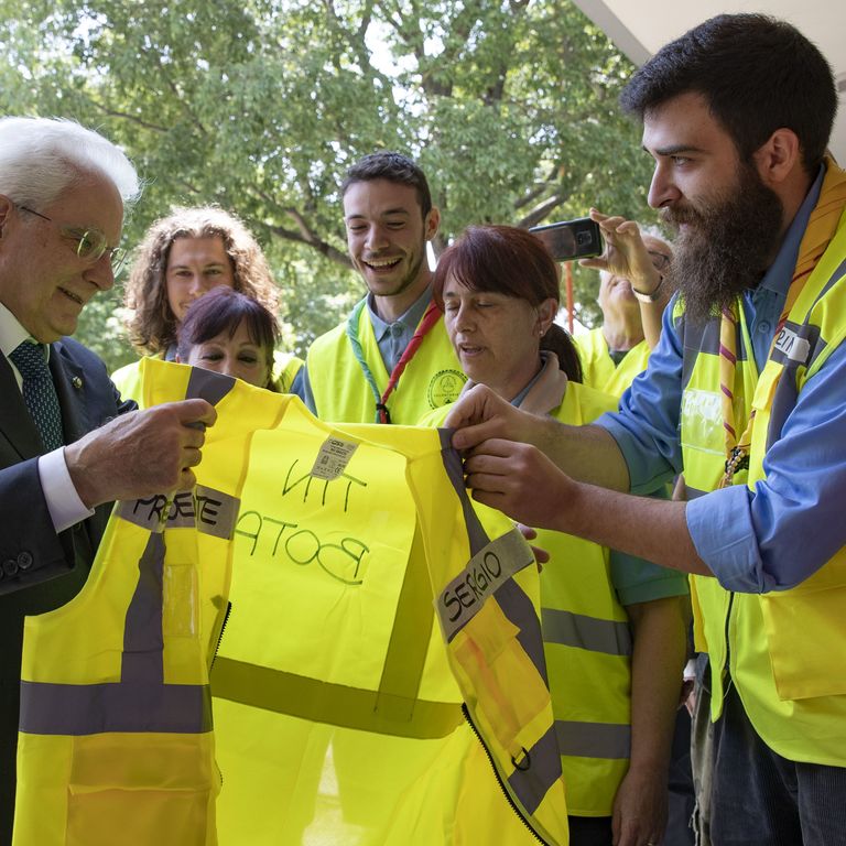 I volontari di Cesena regalano a Mattarella un gilet giallo