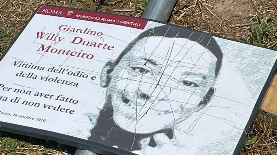 La targa nel parco dedicato a Willy Monteiro