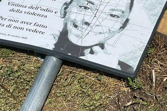 La targa nel parco dedicato a Willy Monteiro