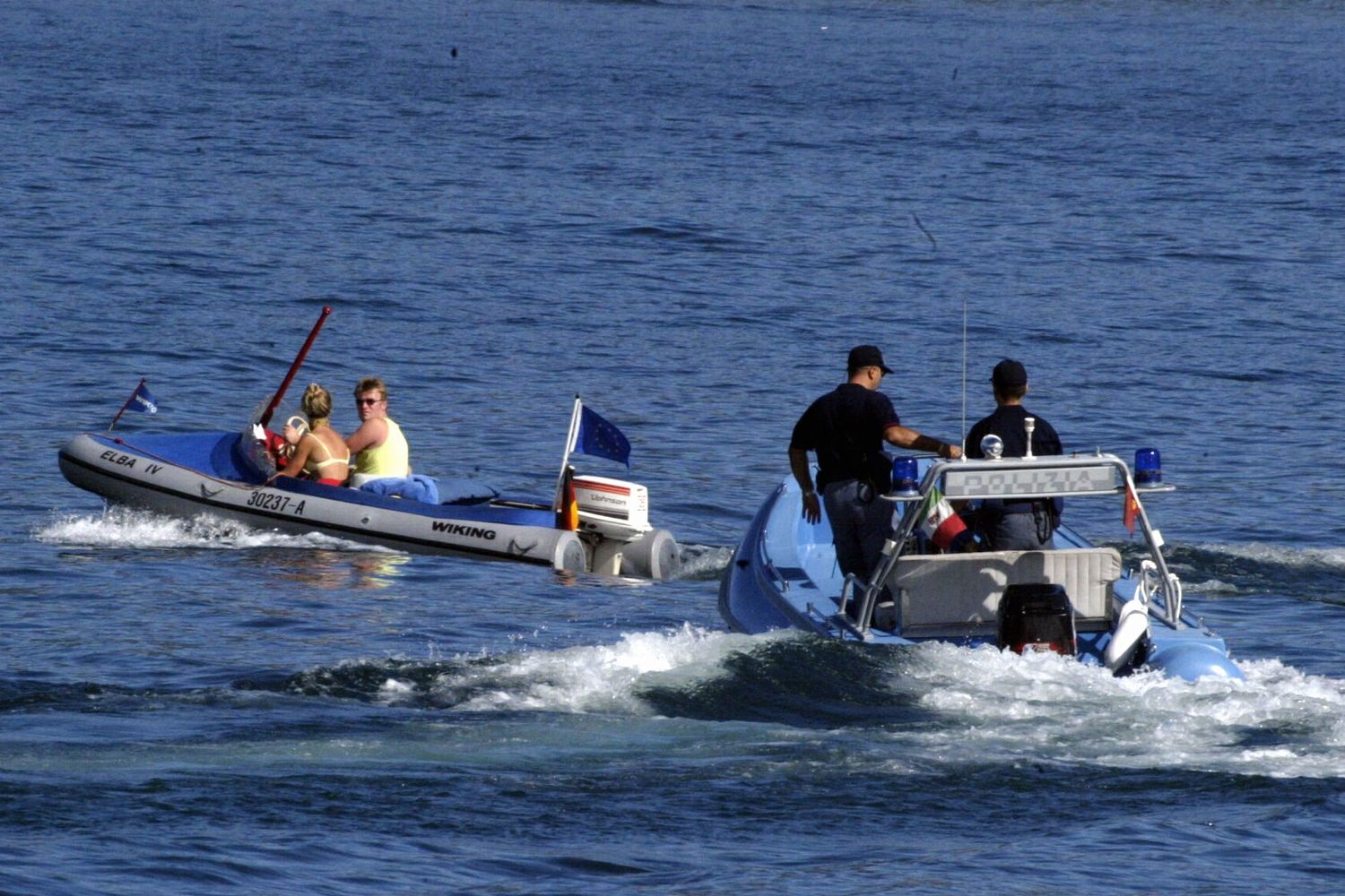 La polizia pattuglia il Lago Maggiore