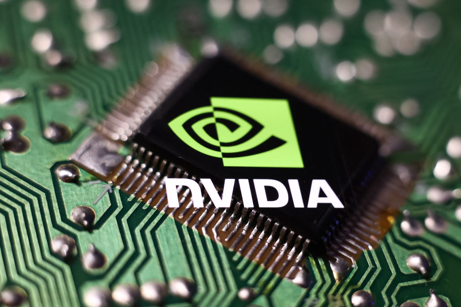Il logo di Nvidia su un chip