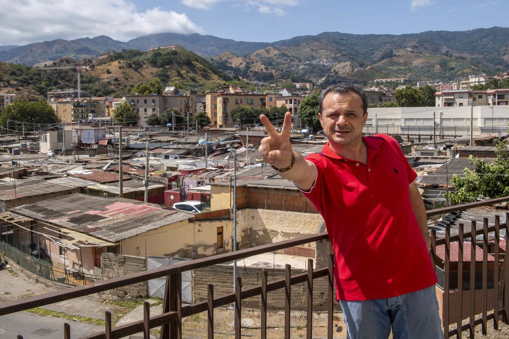 Cateno De Luca davanti alla baraccopoli di Fondo Fucile