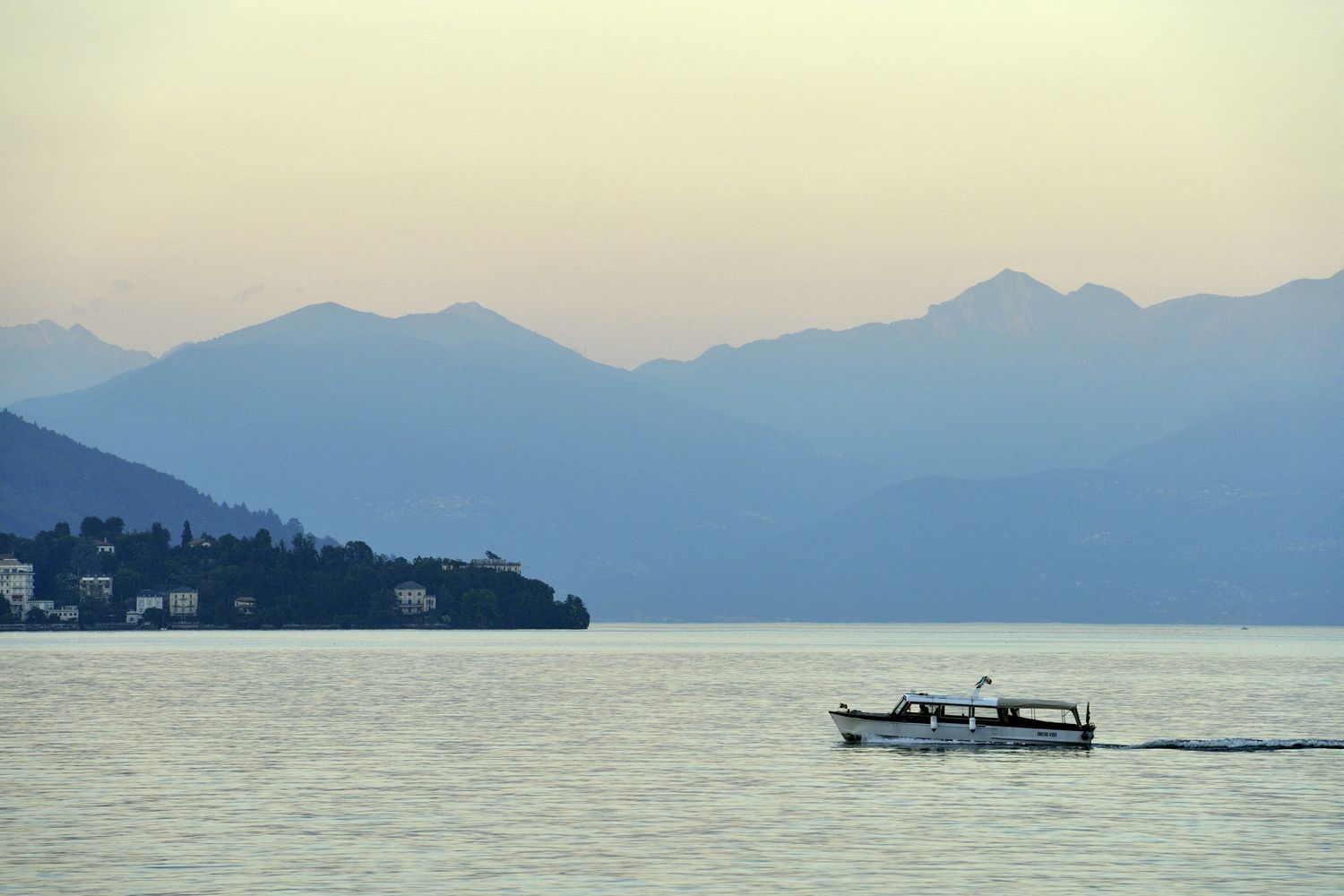 Un'imbarcazione sul Lago Maggiore
