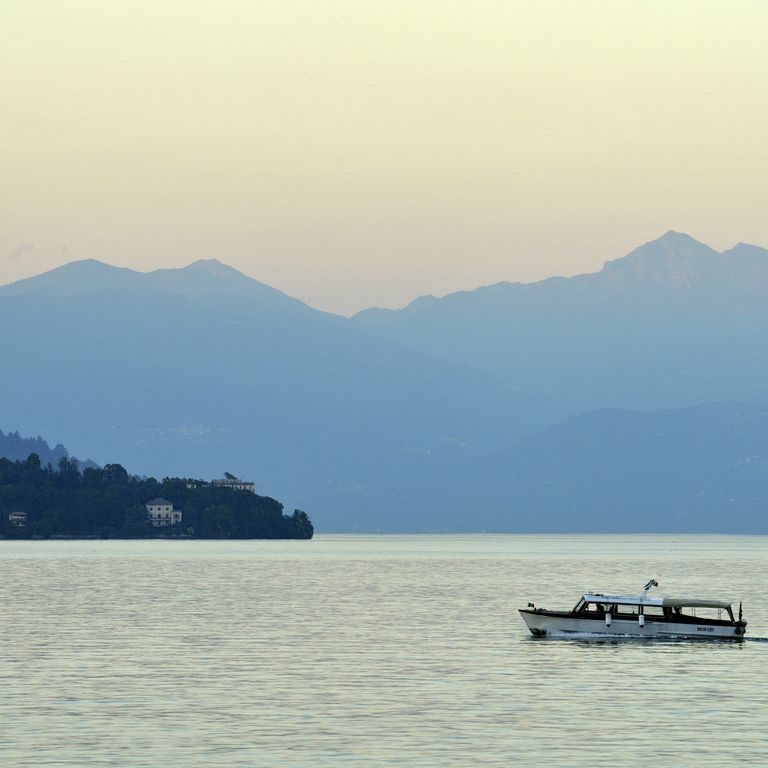 Un'imbarcazione sul Lago Maggiore