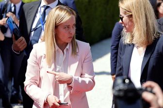 Il premier Giorgia Meloni mentre parla con il primo ministro estone Kaja Kallas al vertice della Comunit&agrave; Politica Europea